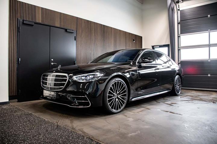 Sort Mercedes S580 fra 2023 set udefra