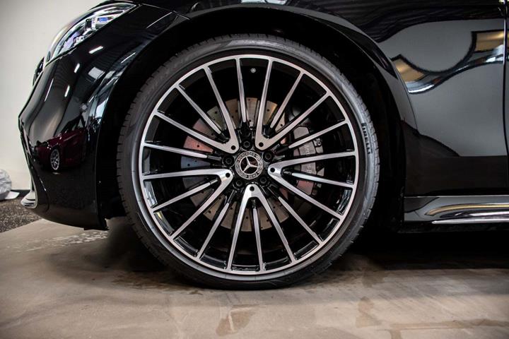Sort Mercedes S580 fra 2023 set udefra