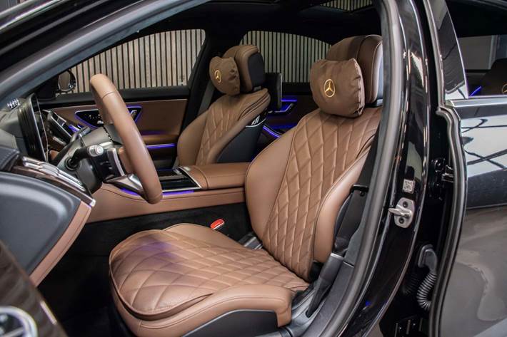 Sort Mercedes S580 fra 2023 set indefra