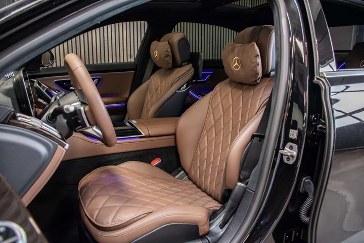 Sort Mercedes S580 fra 2023 set indefra