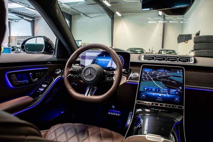 Sort Mercedes S580 fra 2023 set indefra