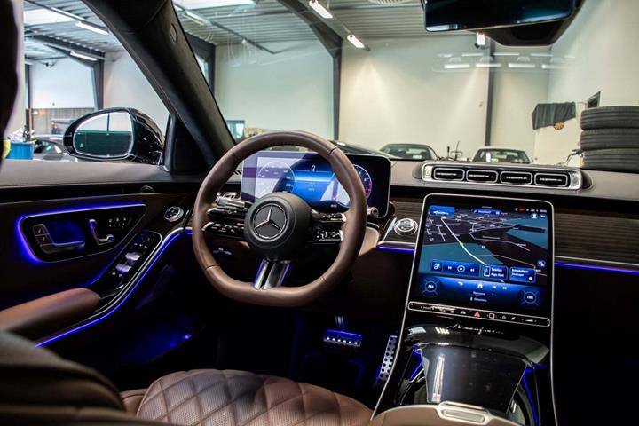 Sort Mercedes S580 fra 2023 set indefra