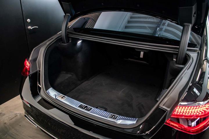 Sort Mercedes S580 fra 2023
