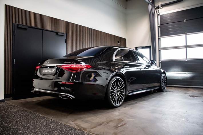 Sort Mercedes S580 fra 2023