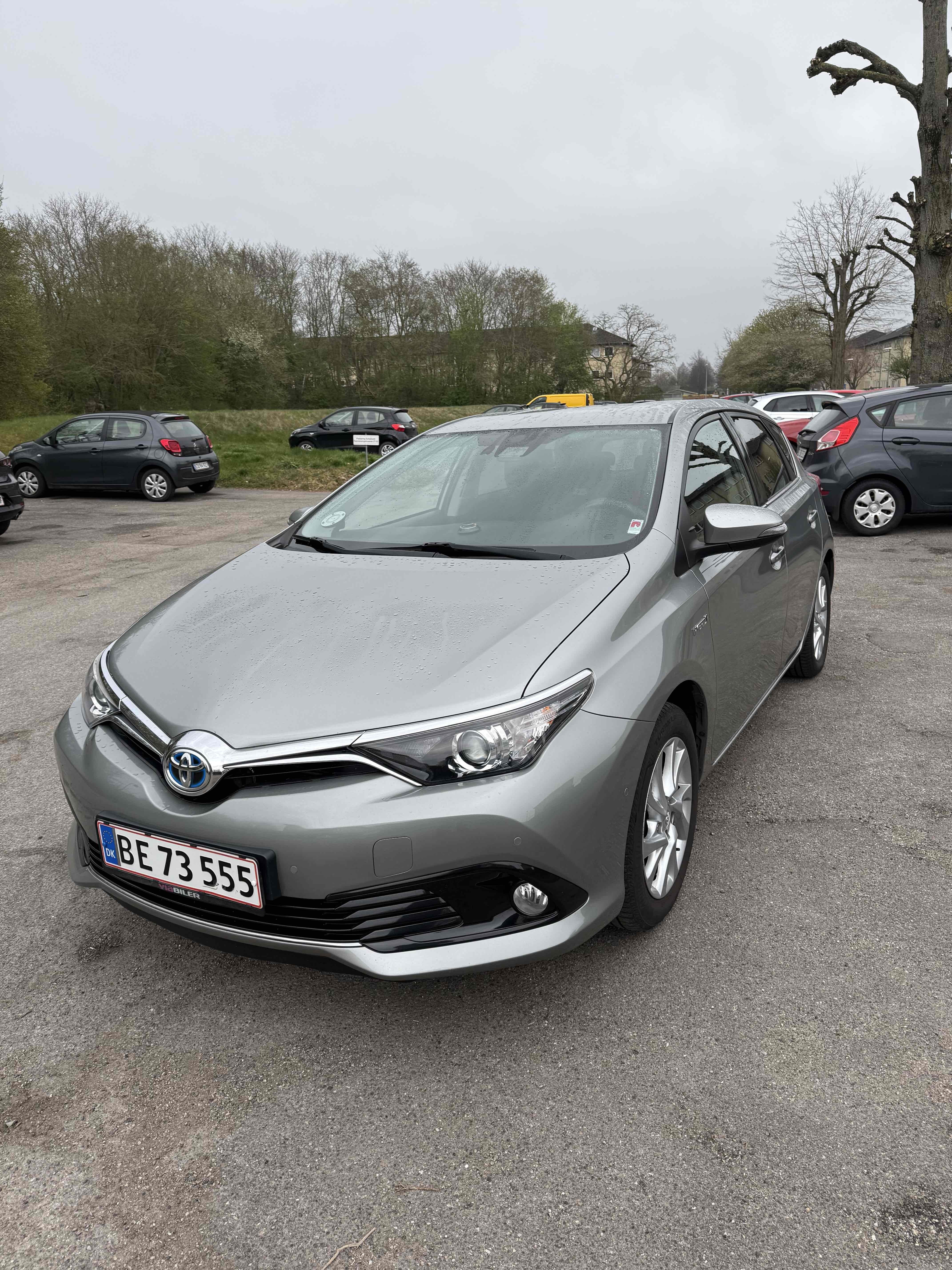 Grå Toyota Auris fra 2016