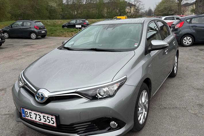 Grå Toyota Auris fra 2016