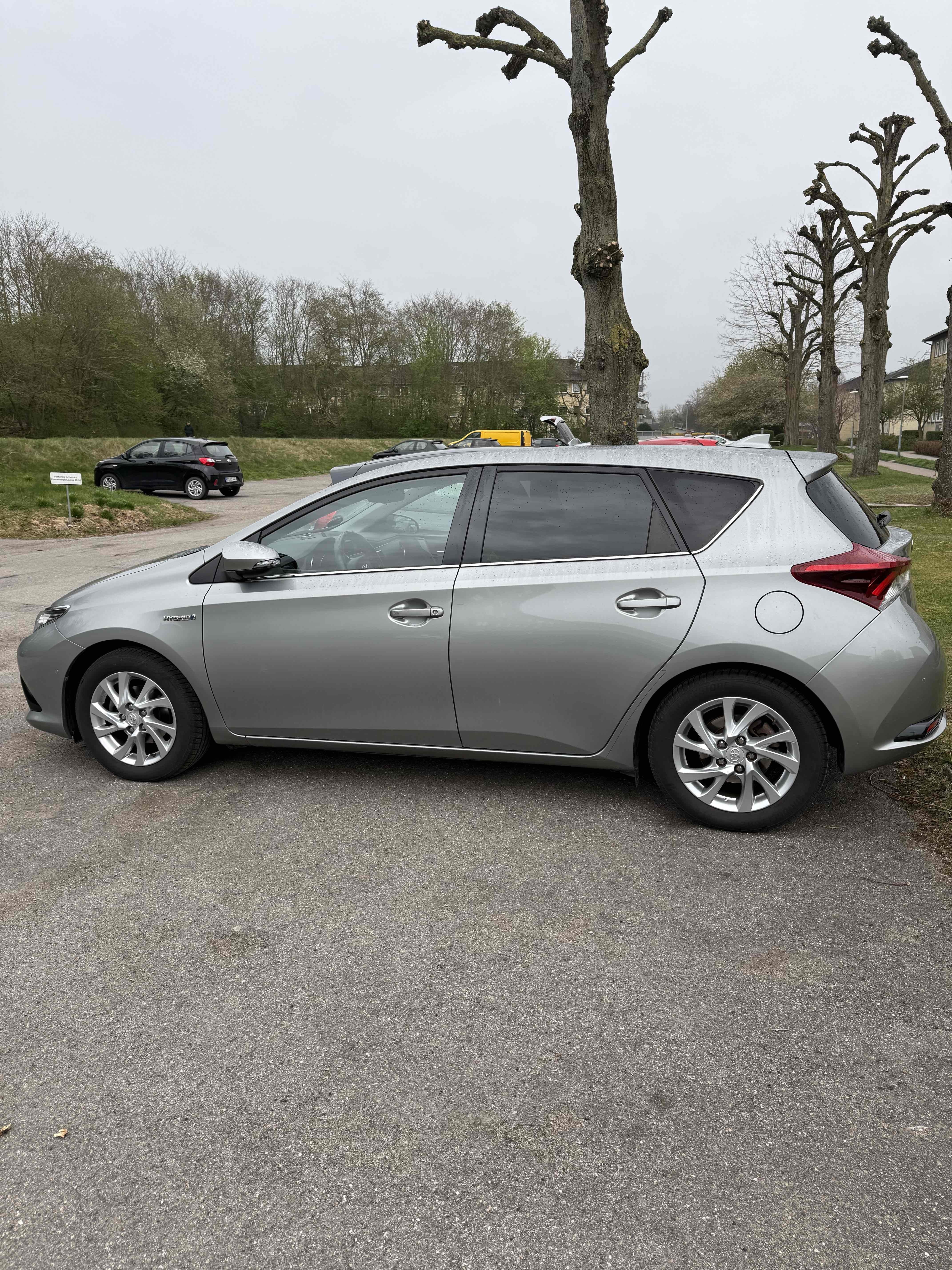 Grå Toyota Auris fra 2016