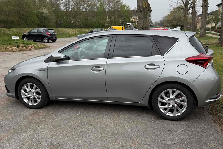 Grå Toyota Auris fra 2016