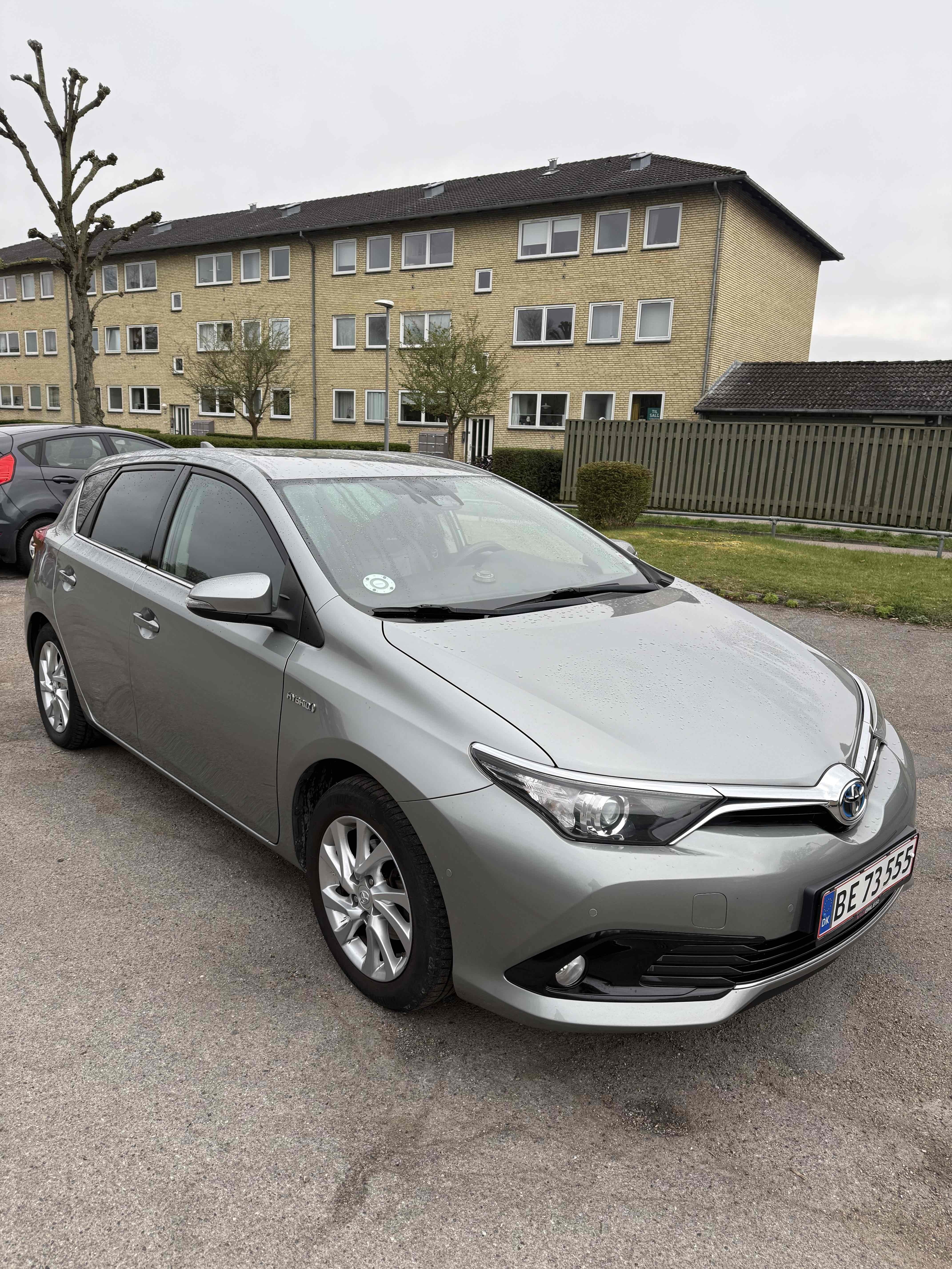Grå Toyota Auris fra 2016
