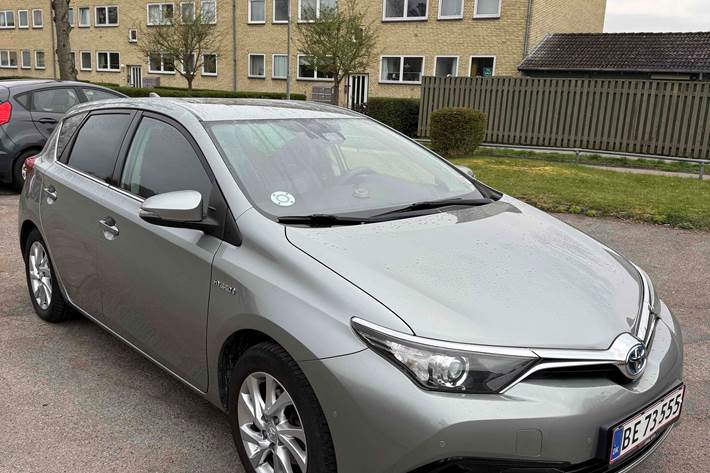 Grå Toyota Auris fra 2016