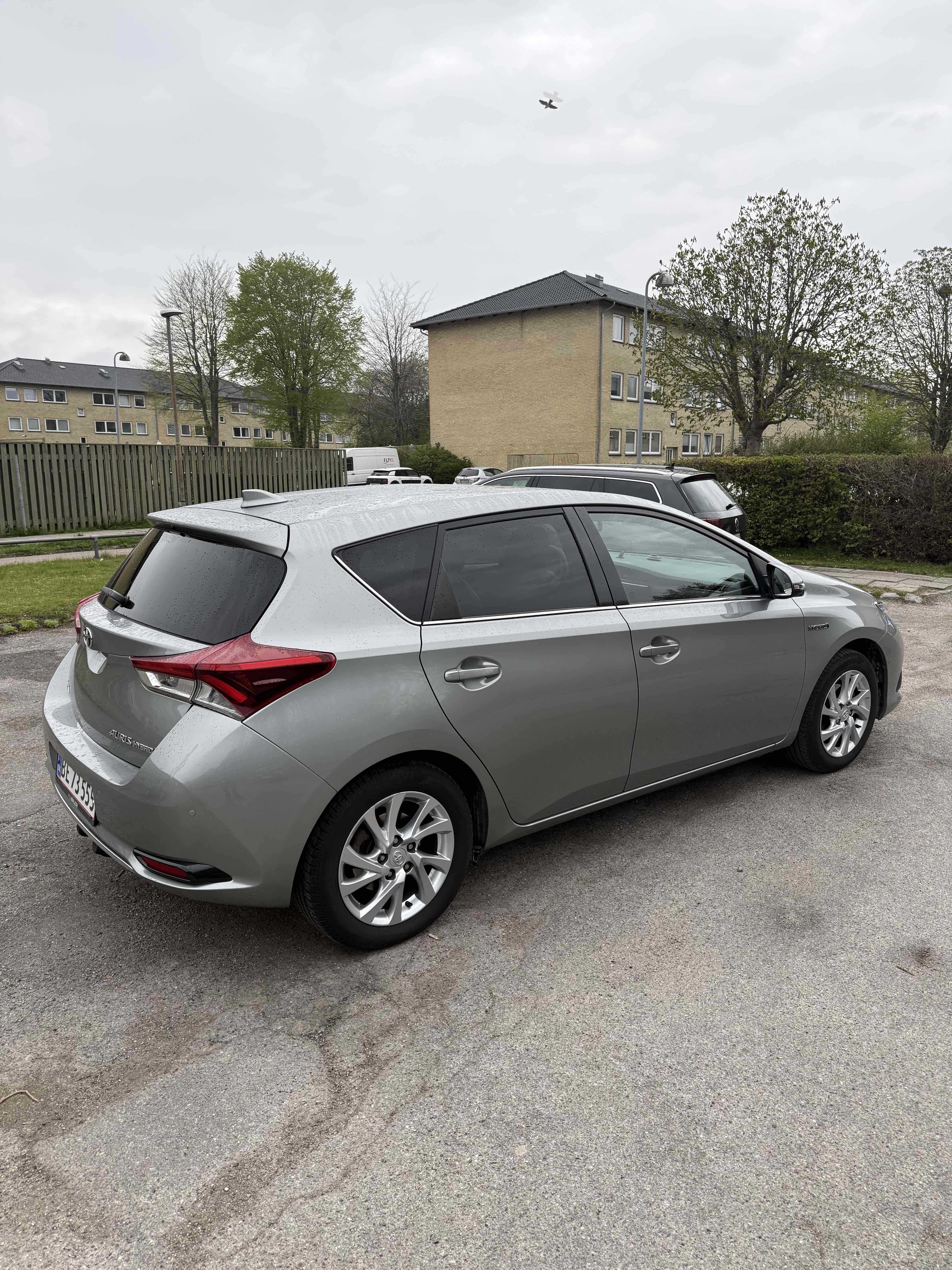 Grå Toyota Auris fra 2016