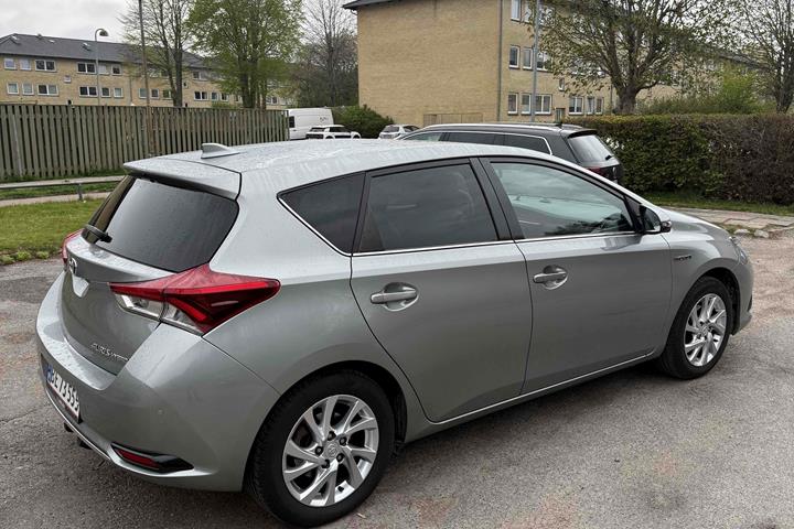 Grå Toyota Auris fra 2016
