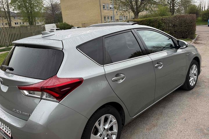 Grå Toyota Auris fra 2016