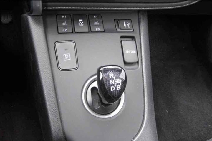 Grå Toyota Auris fra 2016