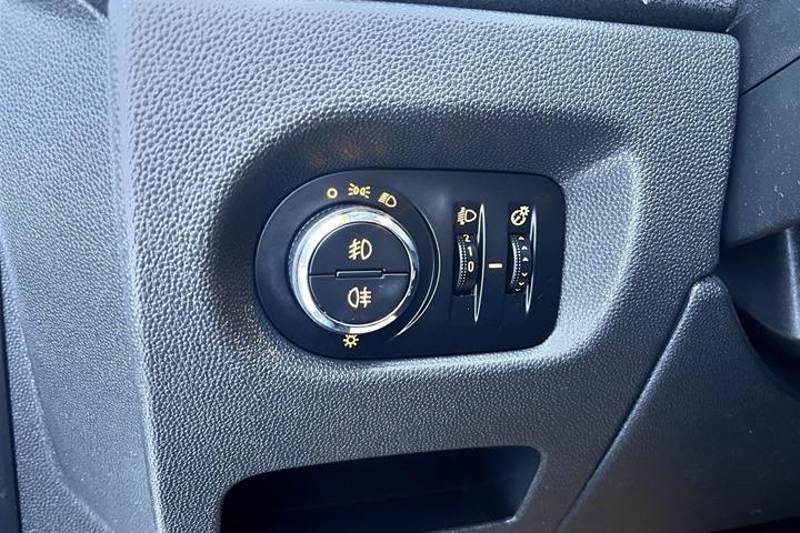 Hvid Opel Corsa fra 2014