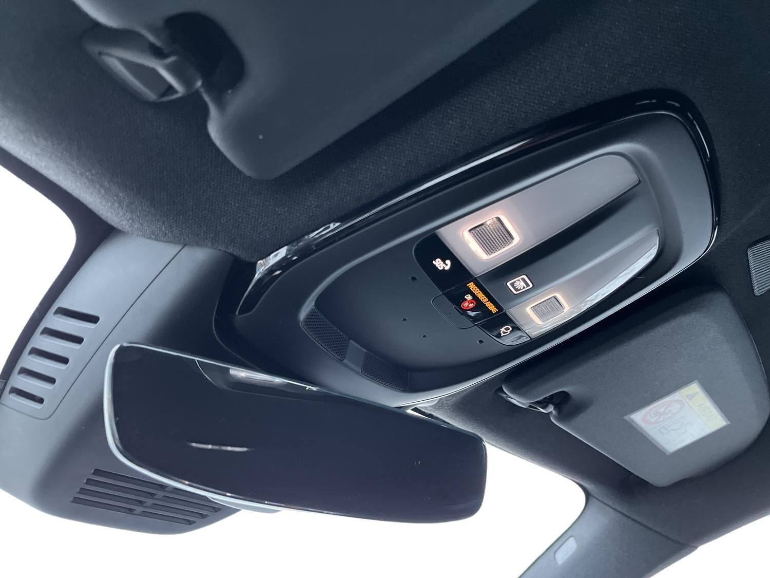 Grå Volvo EX40 fra 2025