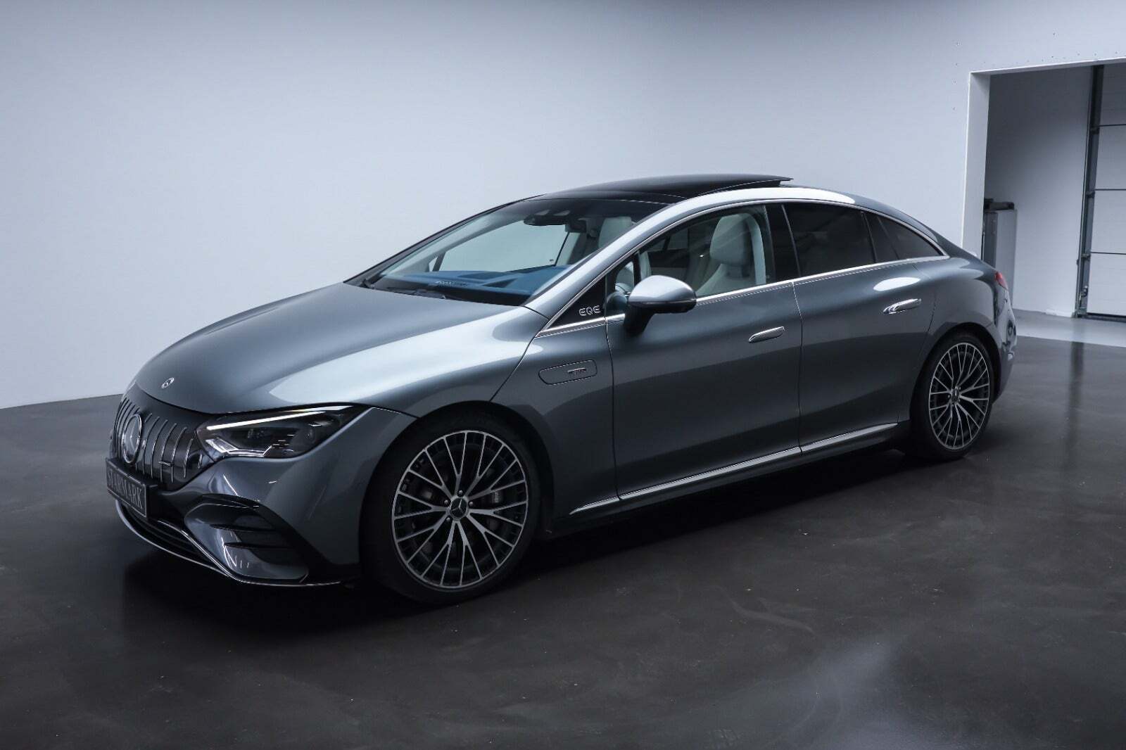 Grå Mercedes EQE43 fra 2023