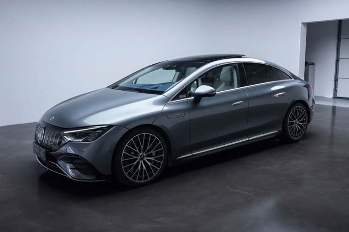 Grå Mercedes EQE43 fra 2023 set udefra