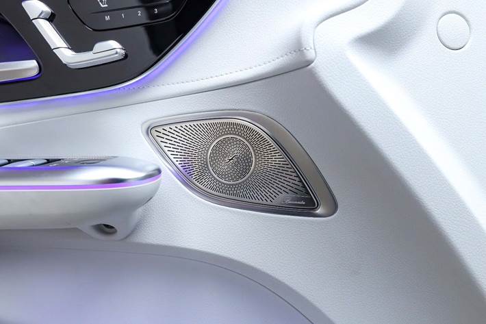 Grå Mercedes EQE43 fra 2023