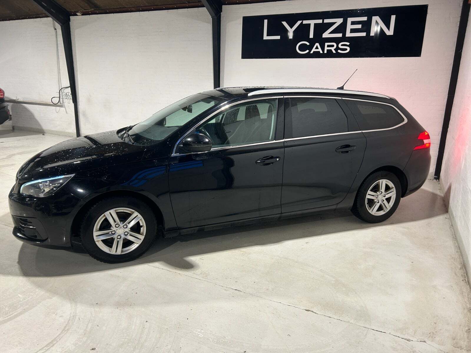 Peugeot 308 1,5 BlueHDi 130 Allure Sky SW