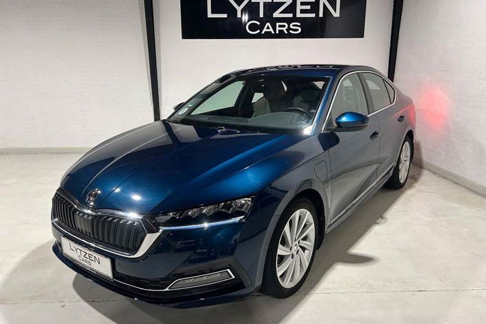 Blå Skoda Octavia fra 2021 set udefra