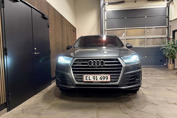 Grå Audi Q7 fra 2017 set udefra