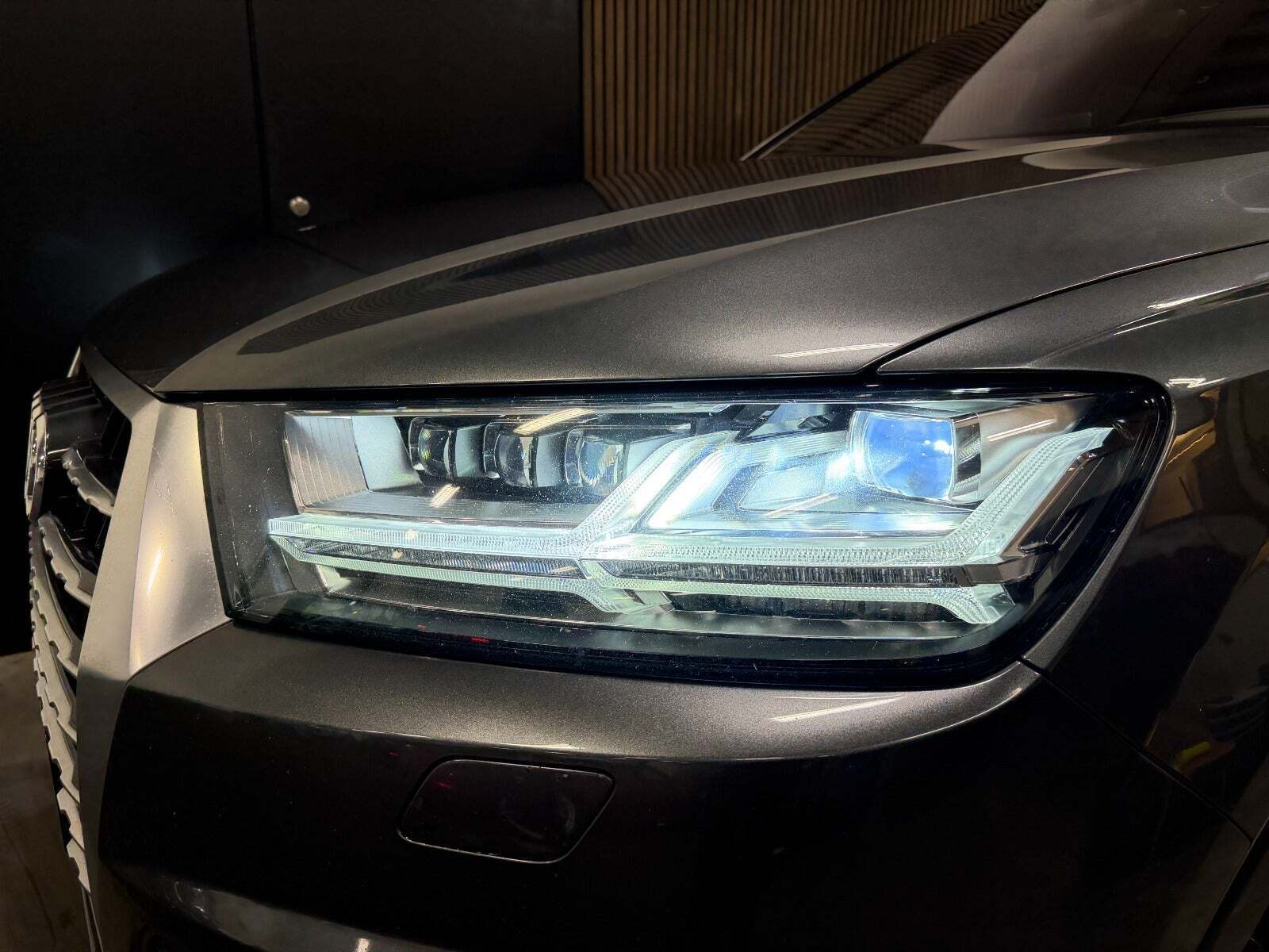 Grå Audi Q7 fra 2017 set udefra