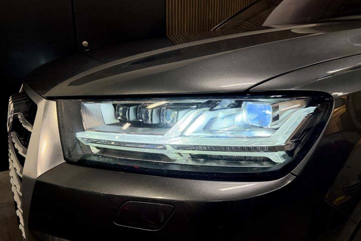 Grå Audi Q7 fra 2017 set udefra
