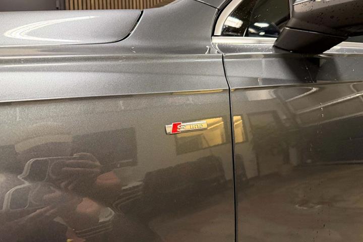 Grå Audi Q7 fra 2017 set udefra