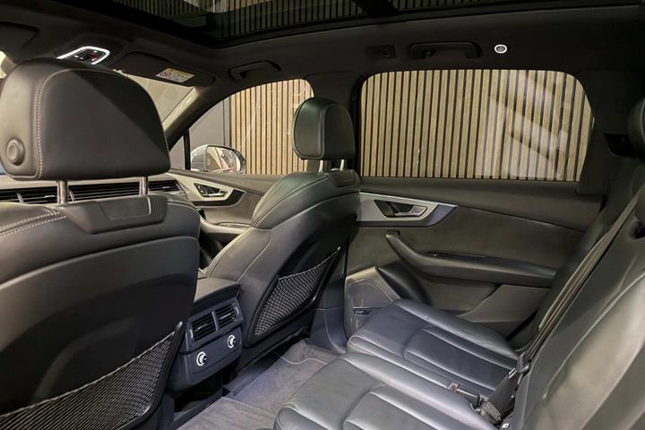 Grå Audi Q7 fra 2017
