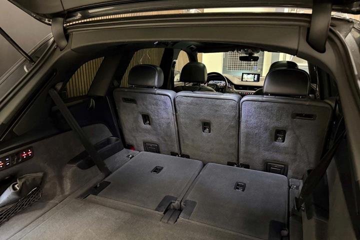 Grå Audi Q7 fra 2017