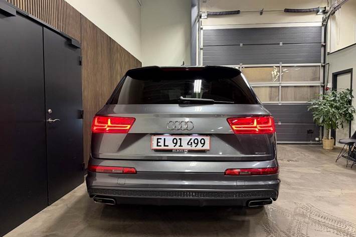 Grå Audi Q7 fra 2017