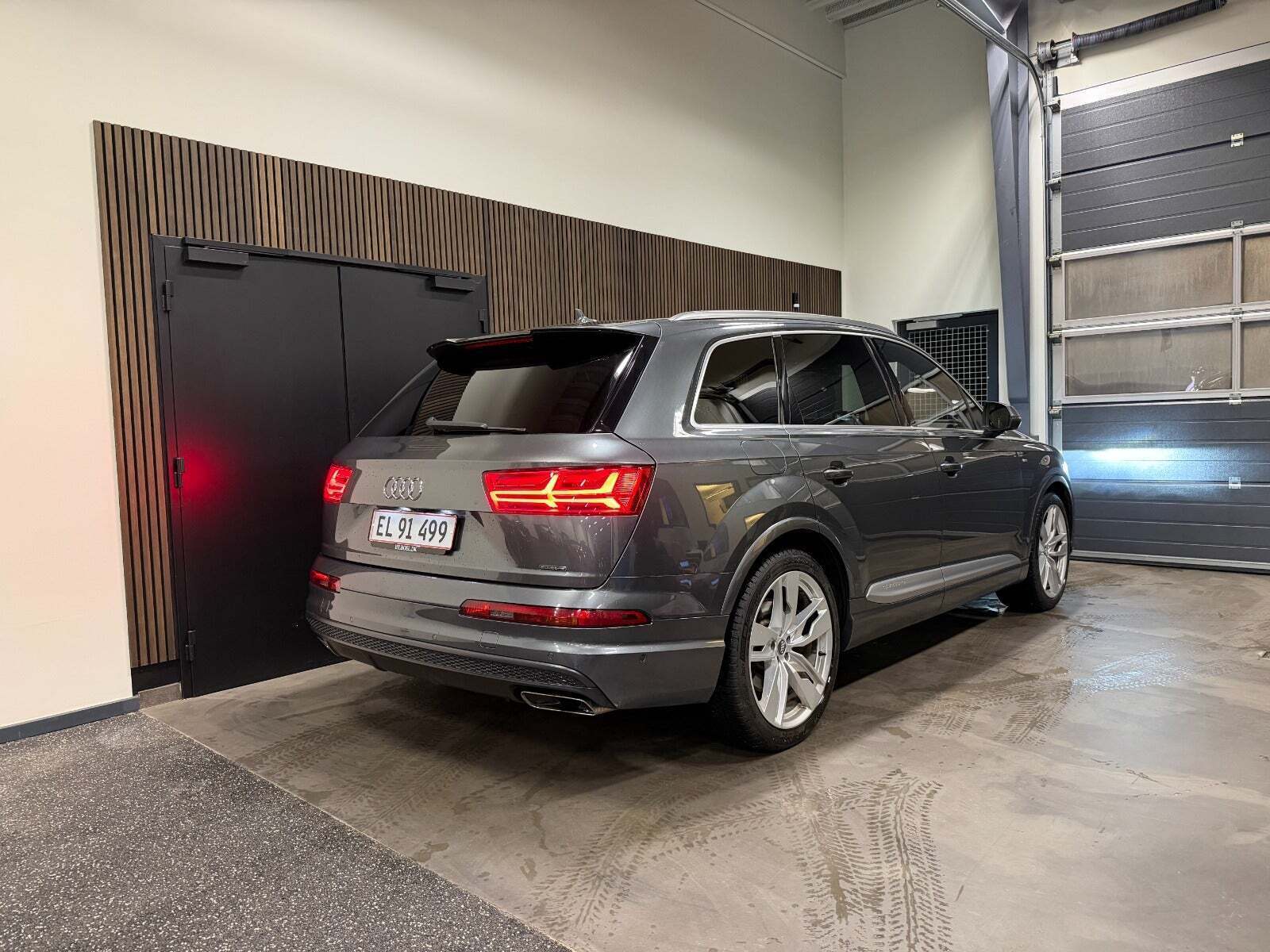 Grå Audi Q7 fra 2017