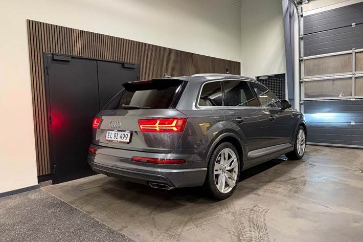 Grå Audi Q7 fra 2017