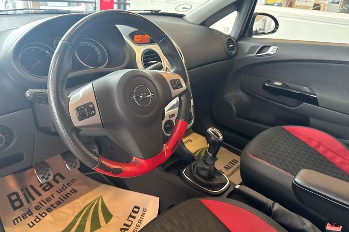 Sort Opel Corsa fra 2008