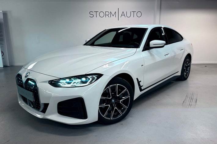 Hvid BMW i4 fra 2022 set udefra