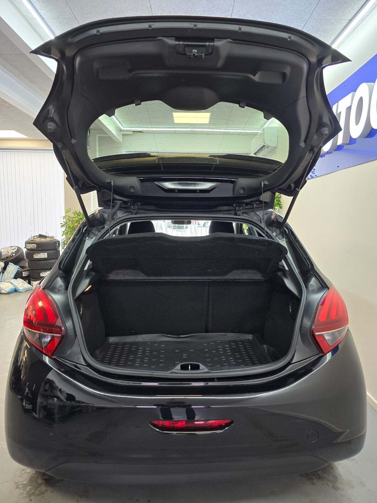 Sort Peugeot 208 fra 2019