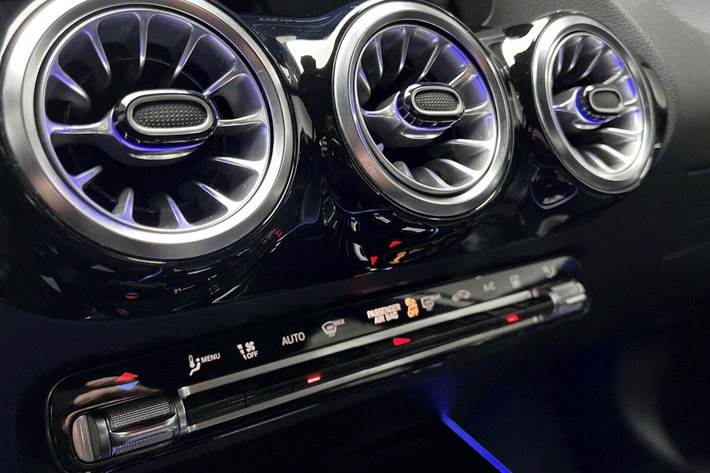 Hvid Mercedes EQA250 fra 2023