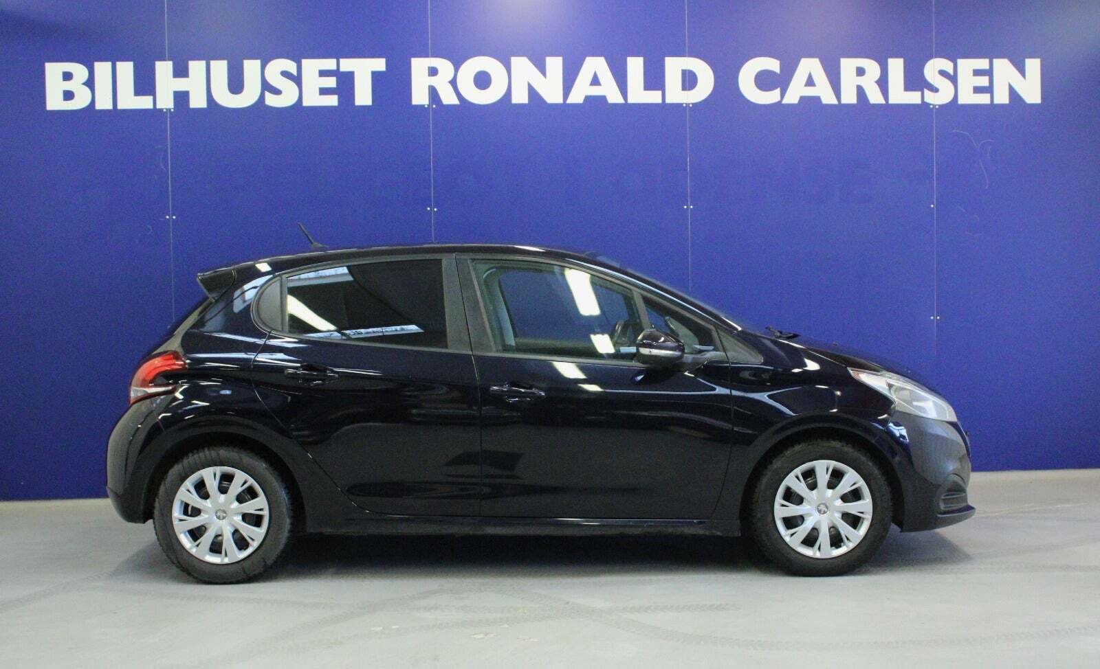 Blå Peugeot 208 fra 2017