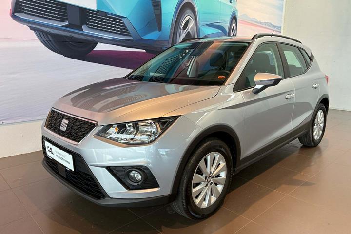 Sølv Seat Arona fra 2021 set udefra