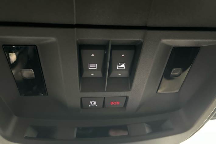 Blå Peugeot e-5008 fra 2024