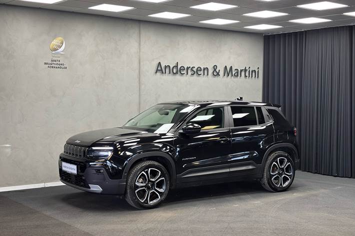 Sort Jeep Avenger fra 2023 set udefra