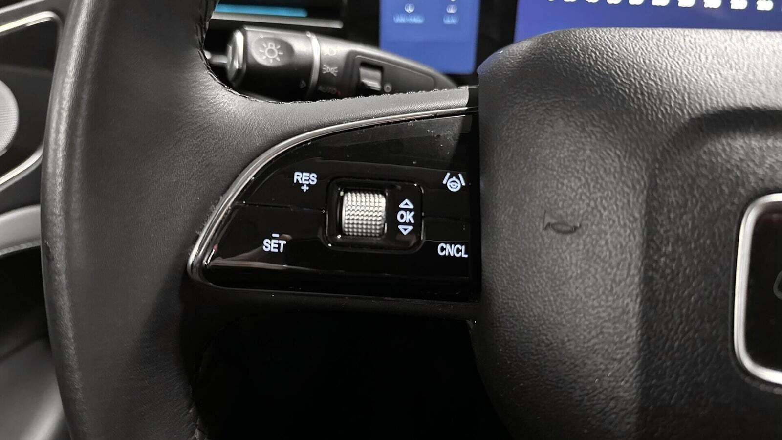 Beige Aiways U5 fra 2023