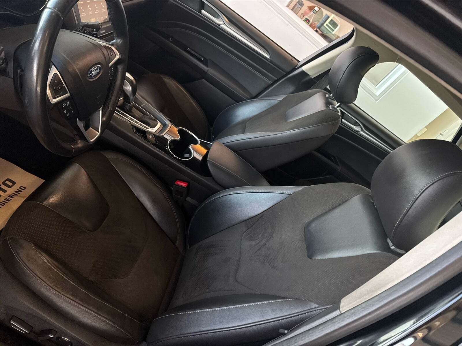 Sort Ford Mondeo fra 2016