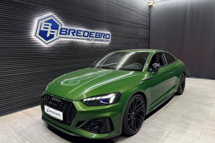 Grøn Audi RS5 fra 2020 set udefra