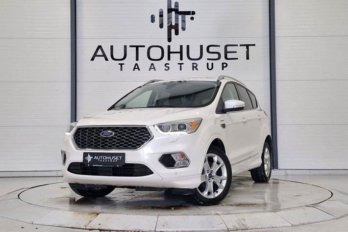 Hvid Ford Kuga fra 2017 set udefra