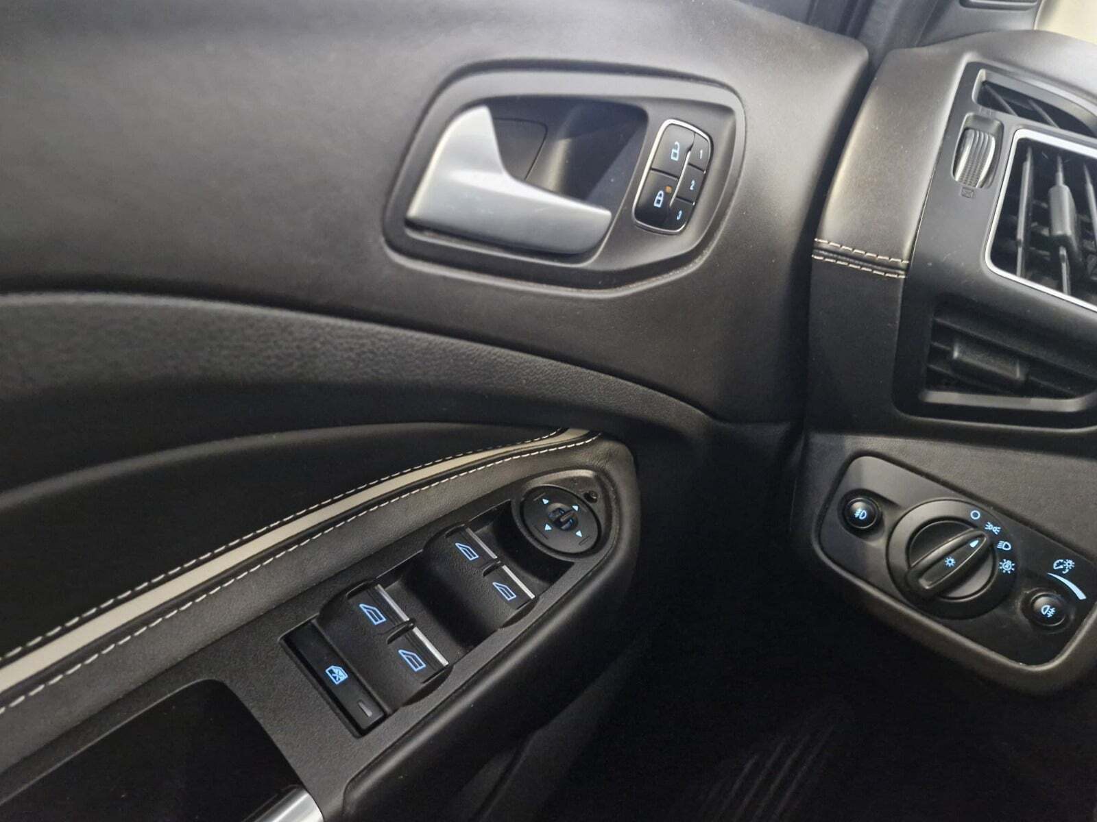 Hvid Ford Kuga fra 2017