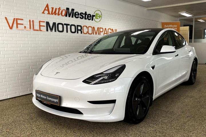 Hvid Tesla Model 3 fra 2021