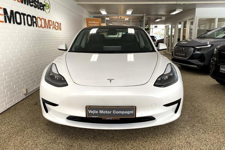 Hvid Tesla Model 3 fra 2021