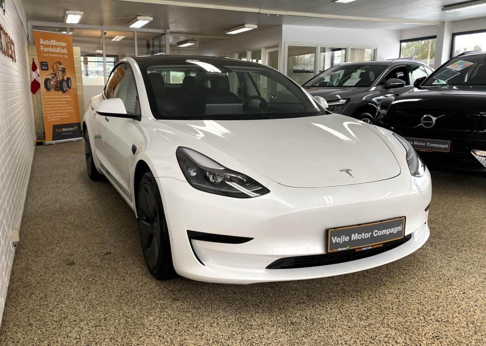 Hvid Tesla Model 3 fra 2021